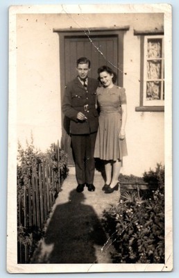 POSTKARTE SOLDAT UND FRAU POSIERTEN VOR HAUS - UNBEKANNT