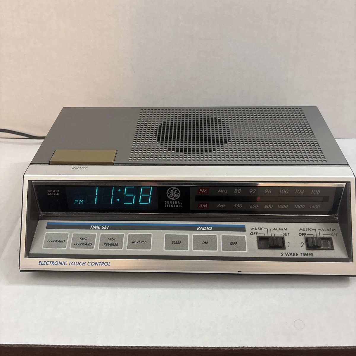 Vintage GE General Electric FM/AM Dual Alarm Digital Clock Radio 7