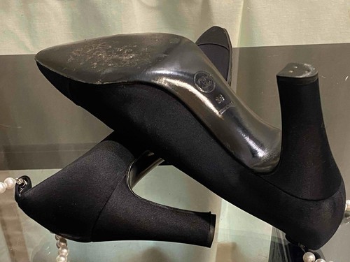 Auth CHANEL Black Satin Size 8 (38) Satin Heels w/ Pearl Decor & 2 Dust Bags - Imagen 9 de 21