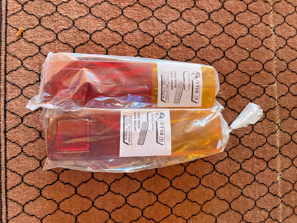 Пара линз задних фонарей N.O.S. Fiat 124 Spider AS (первая серия) Euro 1967-1969 - Изображение 2 из 4