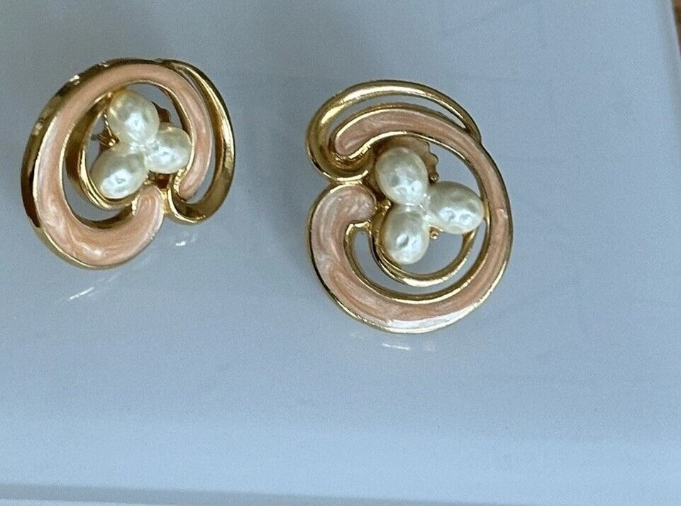 Carcasa Avon Island con 3 F.W. Pendientes perforados de perlas de arroz Cottagecore Fairy Foto 2 de 4