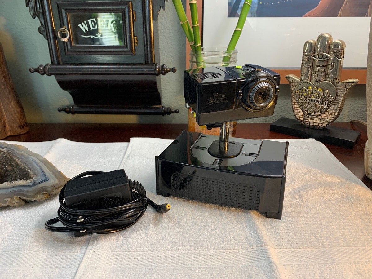 2009 Eye Clops Kids LED Mini Projector +Matching Power Adapter