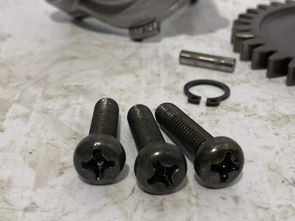 1997 Suzuki Marauder 800 Oil Pump (OEM) - Imagem 2 de 4