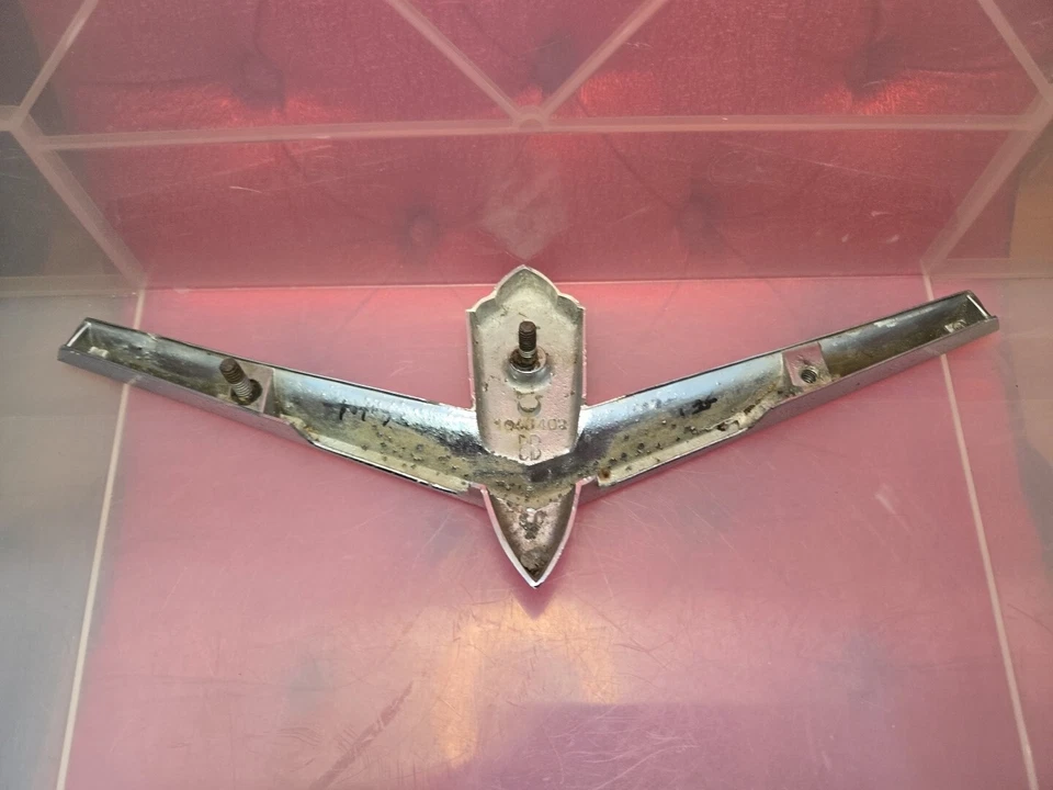 56 Plymouth Belvedere Plaza Savoy 1956 tapa trasera emblema cromado adorno Foto 4 de 4