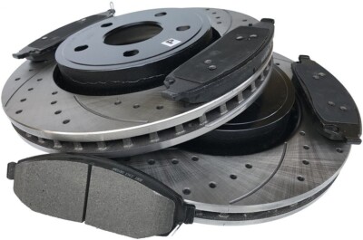 Set Gebohrt Bremsscheiben + Bremsklötze vorne für Jeep Grand Cherokee 2005-2010