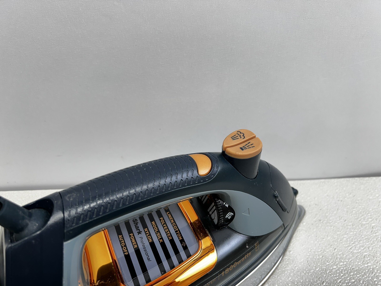 Shark GI505 Ultimate Professional Iron 1800w Self Cleaning Steam