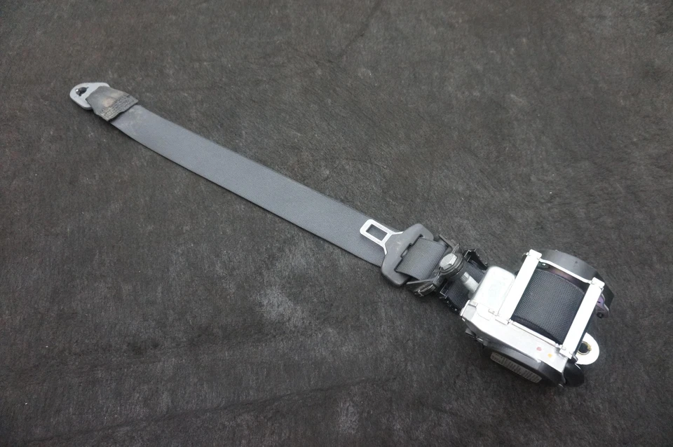 Cinturón de seguridad delantero derecho pasajero retractor negro OEM 618635500 McLaren 650s 2015 Foto 4 de 4