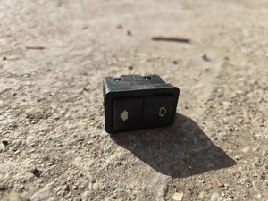 BMW 5 Touring E39 Schalter für Fensterheber hinten links 8368974 3.00 33756924