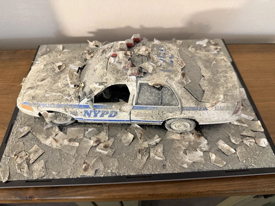 Тематическая диорама полицейского круизера 1:18 NYPD 9/11 с акриловым чехлом - Изображение 3 из 4