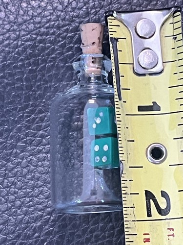 Vintage einzigartige Mini grüne Würfel in Glasflasche mit Korken Rarität - Bild 4 von 13