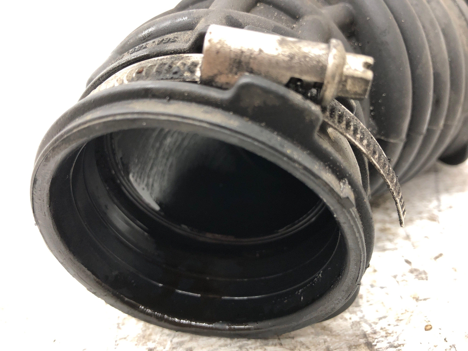 2016-2020 BENTLEY BENTAYGA OEM 6.0L W12 RIGHT AIR INTAKE SUCTION HOSE 36A129628