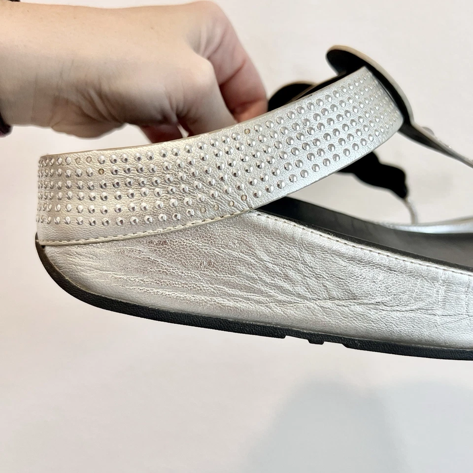 Sandálias FitFlop Fino Glitterdust metálicas prata cravejada biqueira pós conforto 8 - Imagem 3 de 4