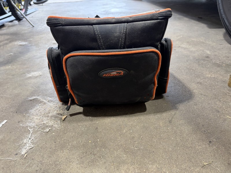 FRONT MOUNT UNIVERSAL HANDLE BAR BAG FOR BYCYCLES BARELY USED