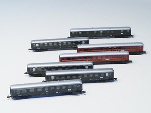 Marklin-Z-scale-Large-set-of-7-Express-Train-DB-skirted-passenger-cars