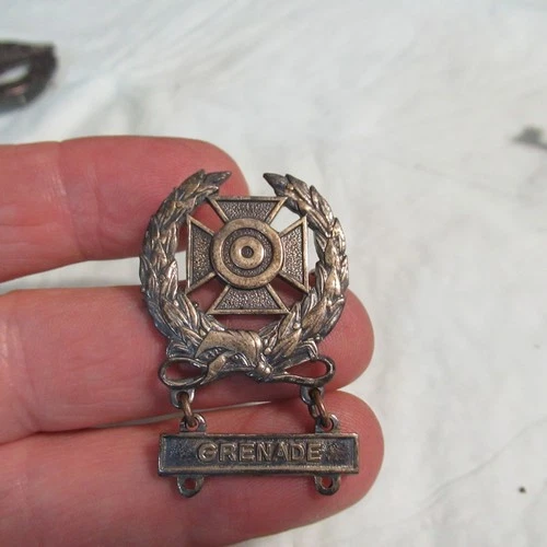 VINTAGE WW 2 ERA ? MILITARY MARKSMAN  PIN BADGE GRENADE