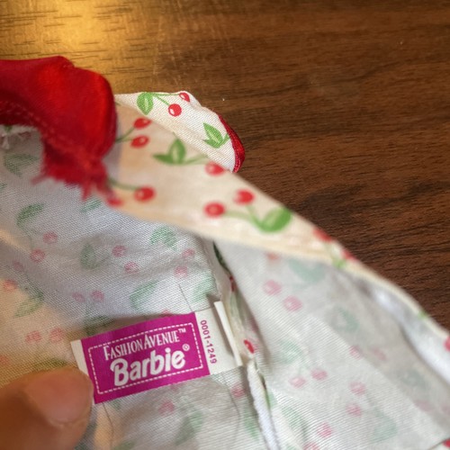 Barbie Fashion Avenue Set Pigiama Stampa Ciliegie Lingerie Salotto SOLO TOP - Foto 6 di 6