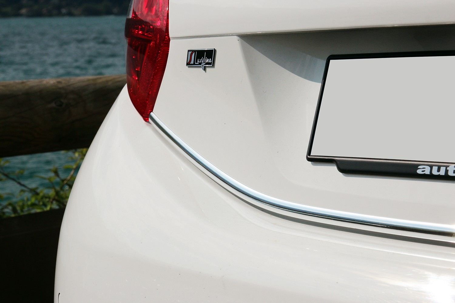 Baguette de coffre chromée Peugeot 208 en ABS finition miroir premium