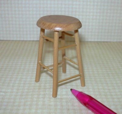 DOLLHOUSE 1//12 Miniature /"Town Square/" Blonde Oak Stool w//TURNED LEGS