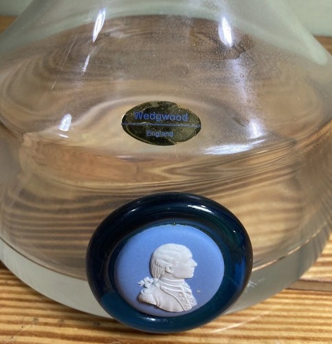 Wedgwood Glass Decanter ‘Collectors Society’ W/ Stopper & Cameo - Picture 2 of 8