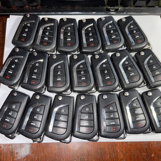LOT OF 20 PIECES OF OEM TOYOTA Flip Key Fob remote KEY FOB LOT HYQ12BGF OEM