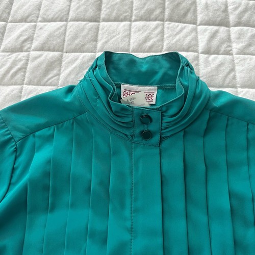 Blusa vintage RHODA LEE 10 azul verdoso plisada cuello alto retro secretaria - Imagen 7 de 12