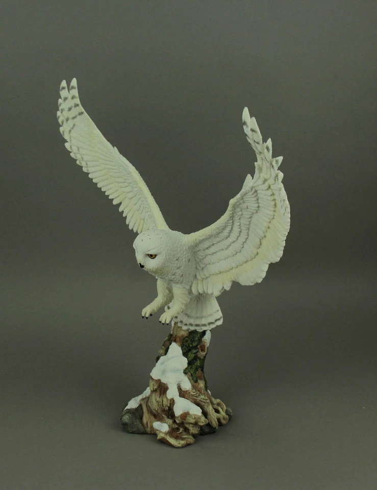 Estatua de búho nevado volador blanco Arctic Ascent Foto 2 de 4