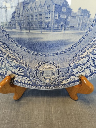 Plato De Colección Universidad De Pensilvania Azul Wedgewood Escuela De Odontología 10.5" - Imagen 5 de 7