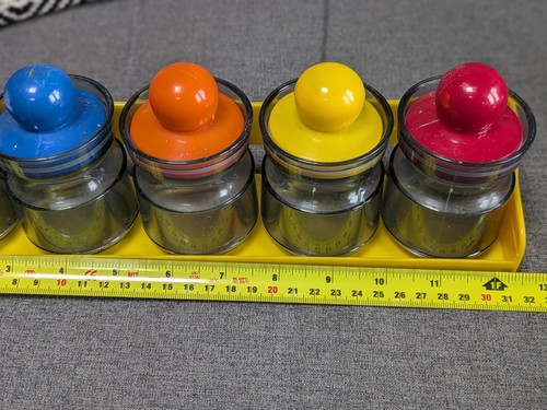 Juego de 5 tarros de almacenamiento vintage de plástico duro colorido con tapa años 60’s 70’s con estante - Imagen 6 de 9