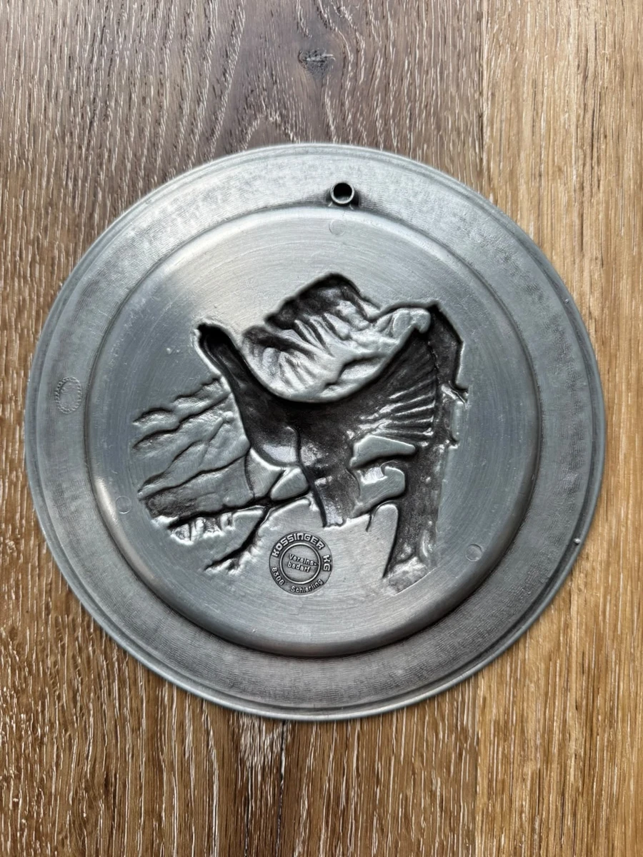 Runder Zinn-Wandteller mit Relief Vogelmotiv, Zierbordüre & Wandaufhängung