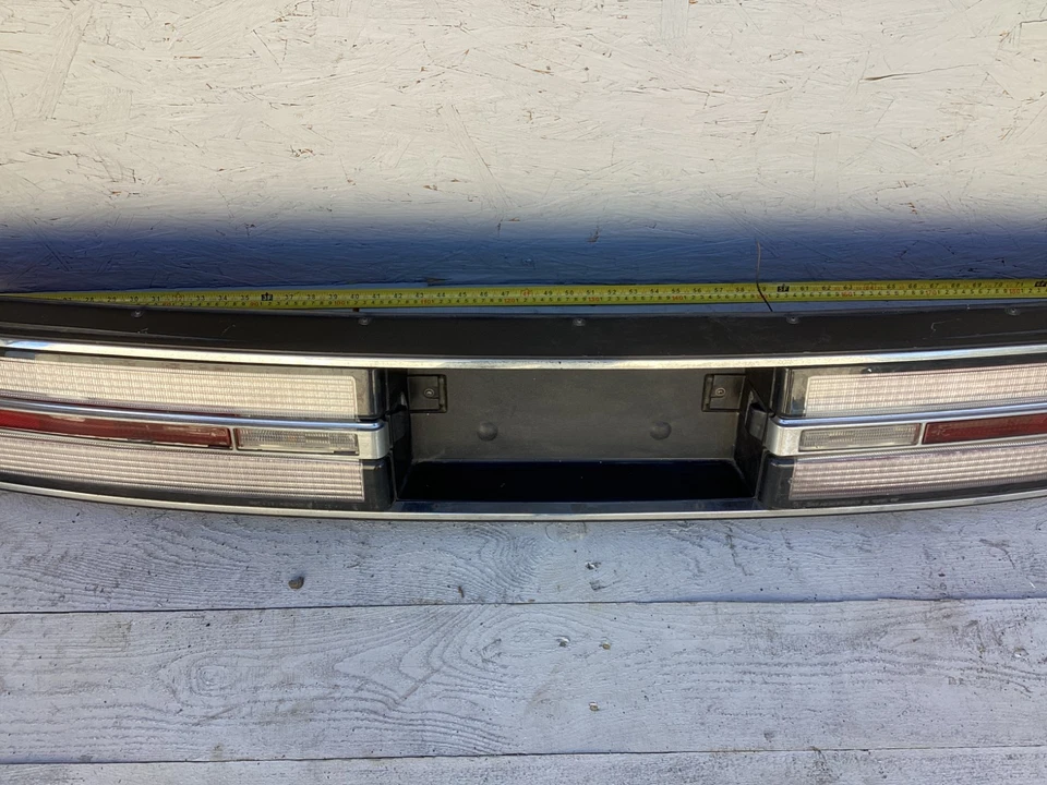 1991-1995 Buick Regal Limited 2 Door Tail Panel Center License Plate Pocket - Изображение 3 из 4