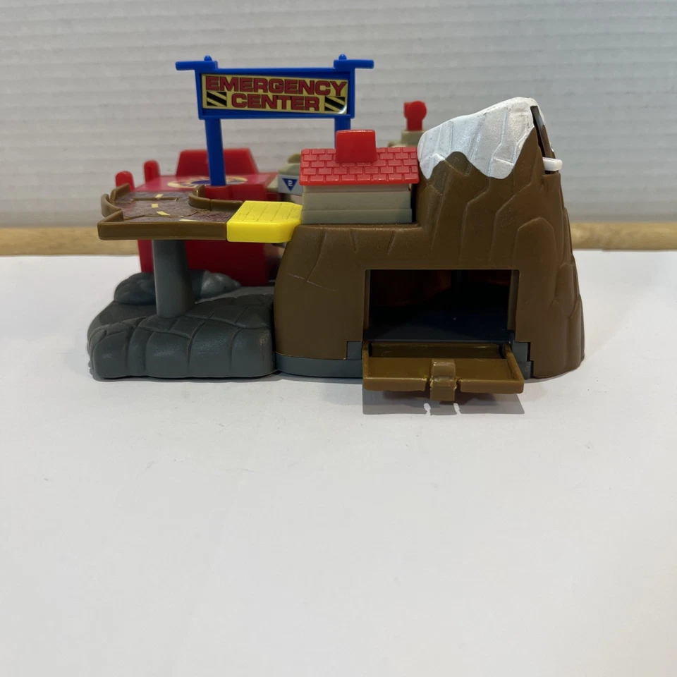 Vintage 2002 Micro Machines Emergency Center  Play Set,Porsche 911 Convertible  - Image 4 of 4