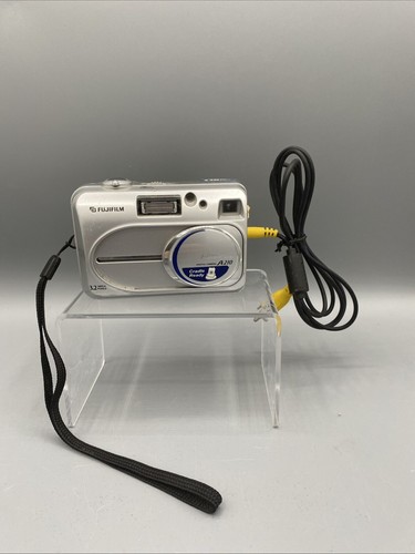 Fujifilm Series A210 3.2MP Digital Camera For PARTS or Repair Power On w cable - Picture 1 of 4