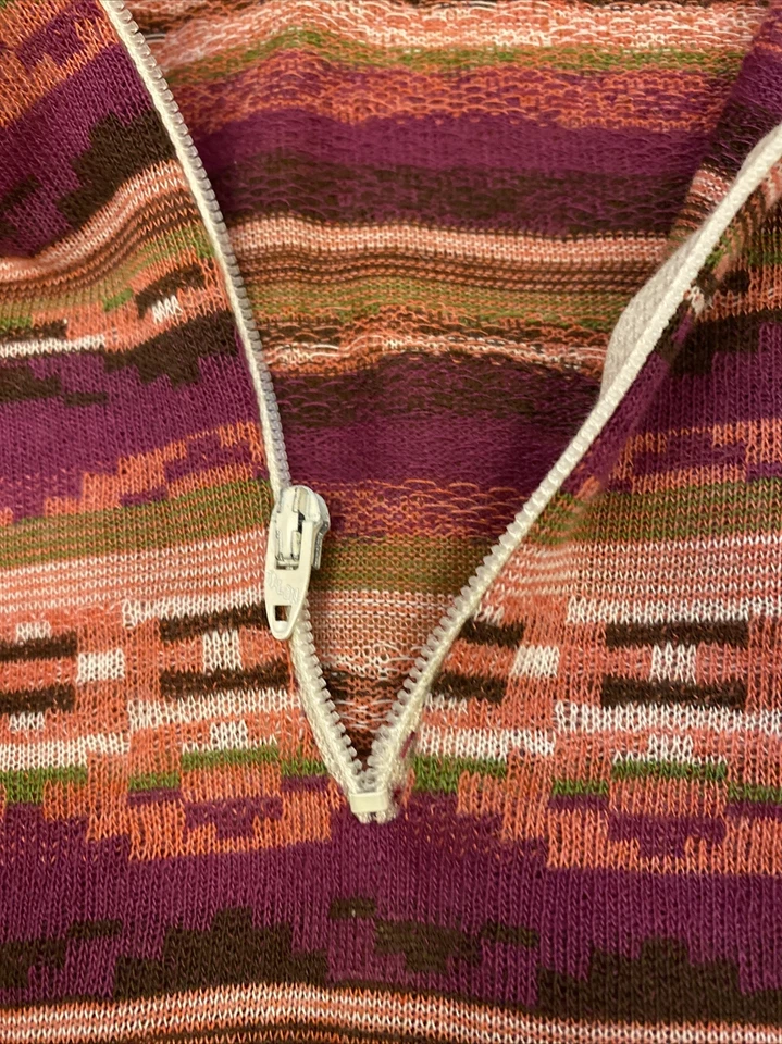 Camisa De Colección Nos Años 70 Patrón Púrpura Tejido Fino 1/4 Cremallera Emisiones Estampado Completo Mediano Foto 4 de 4