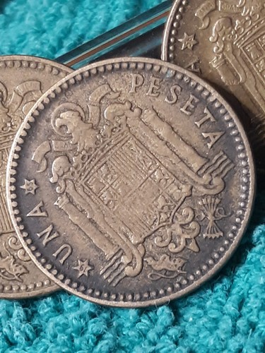 One -- UNA PESETA , Heavily Circulated Coin Of Spain, Spanish , 1960s - Picture 5 of 9
