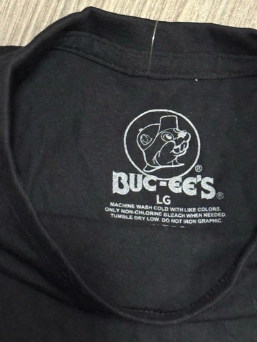 Camiseta Buc-ee’s Pit Stop Talla Grande Negra Gráfica Hot Rod Truck #82 Texas Gas - Imagen 9 de 10