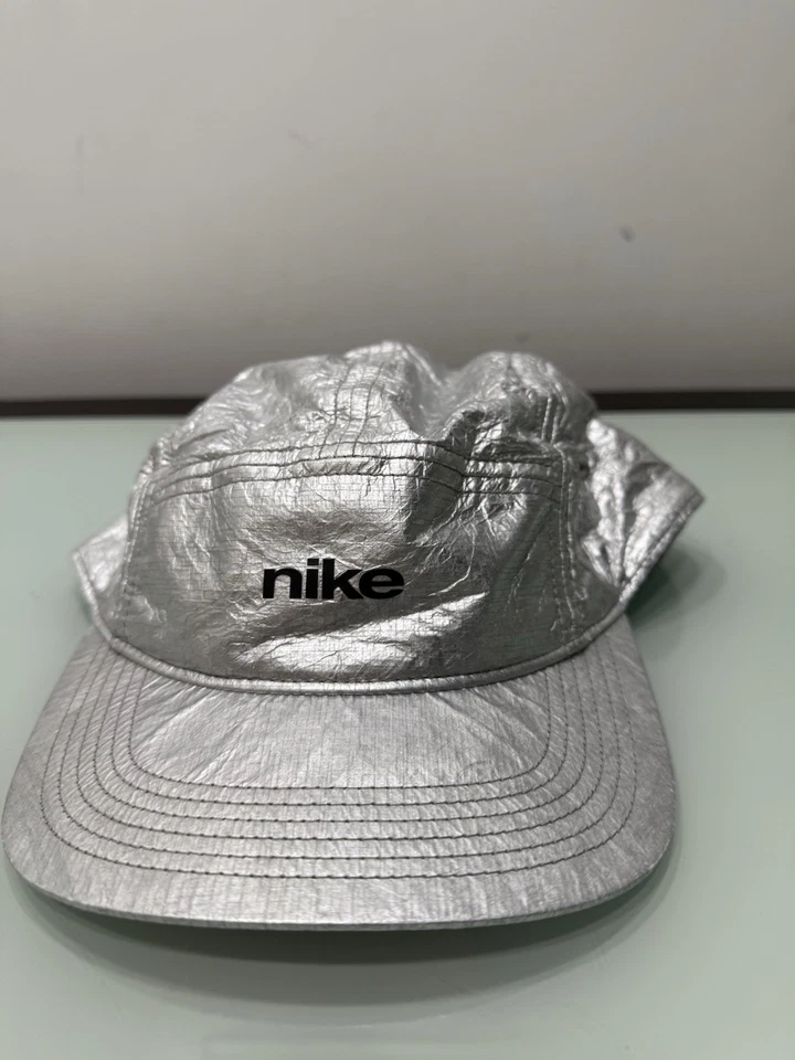 Gorra para correr Nike AW84 5 paneles con correa trasera Marte Landing - metálica Foto 2 de 4