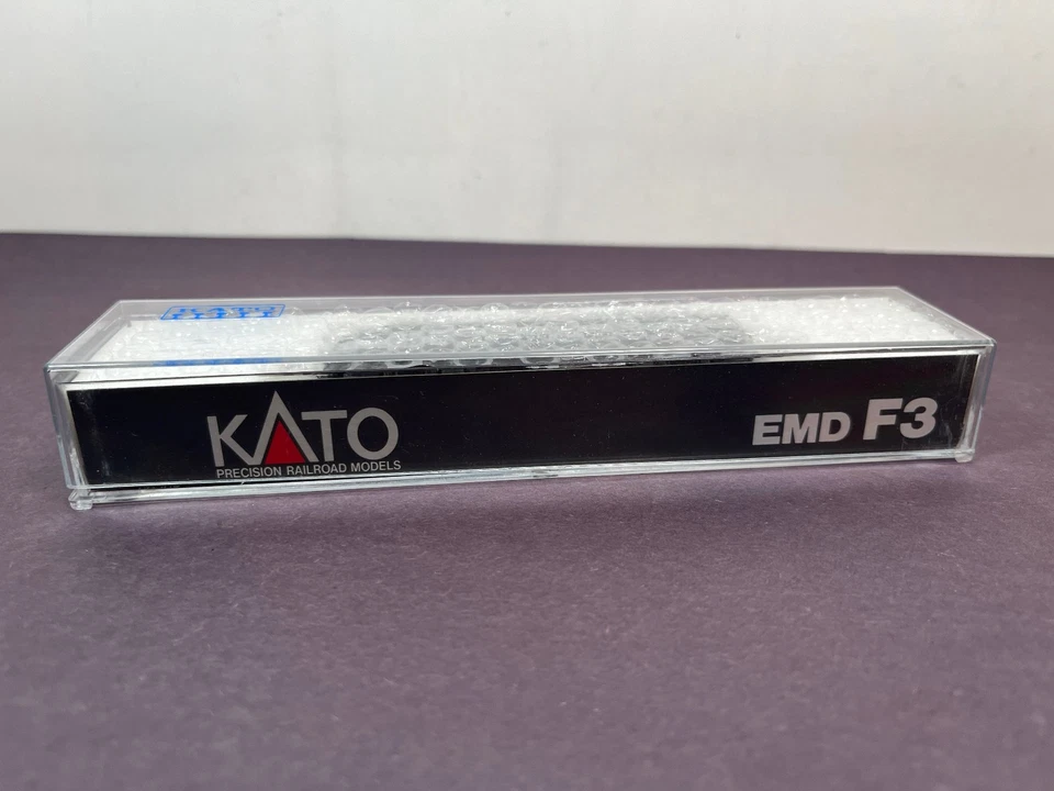 KATO 176-187 F3 A PHASE II NEW YORK CENTRAL CN #9003 N Scale Train Locomotive - Image 4 of 4