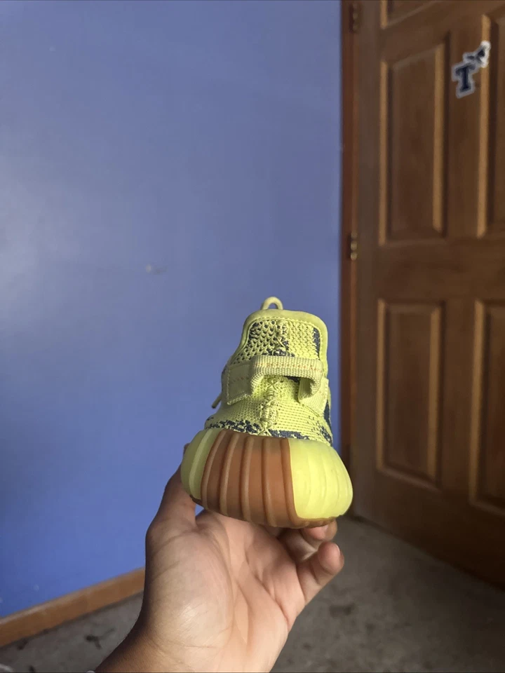 adidas Yeezy Boost 350 V2 slight worn box slightly good condition - Image 2 of 4