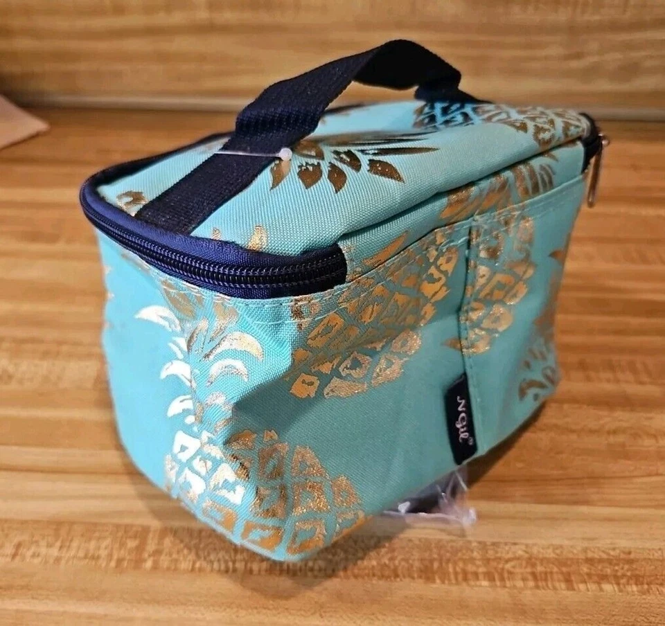 Estuche Cosmético Lona NGIL Verde Azulado con Piñas Doradas, Acentos Azul Marino, Nunca Usado Foto 3 de 4