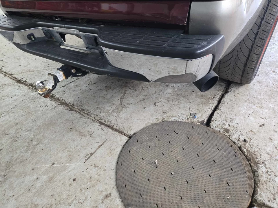 Used Rear Bumper Assembly Rear fits: 2002 Chevrolet Silverado 1500 pickup step b - Image 2 of 4