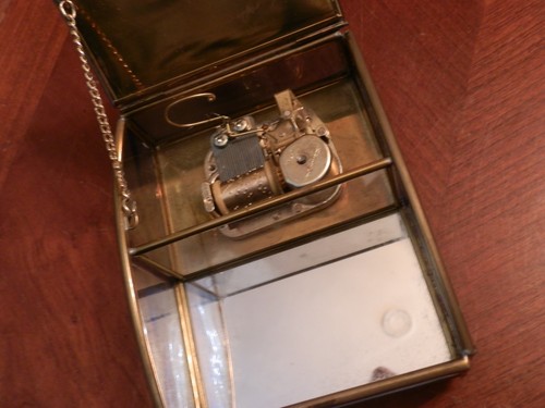 MUSIC BOX PIANOFORTE MUSICALE VINTAGE FUNZIONANTE, VINTAGE USURA 5x4x2" - Foto 3 di 4