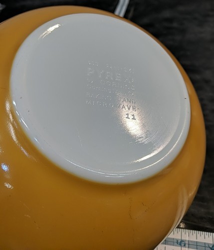 Vintage Pyrex Butterfly Gold Pattern 2.5 Qt Mixing or Serving Bowl Yellow White - Picture 4 of 5