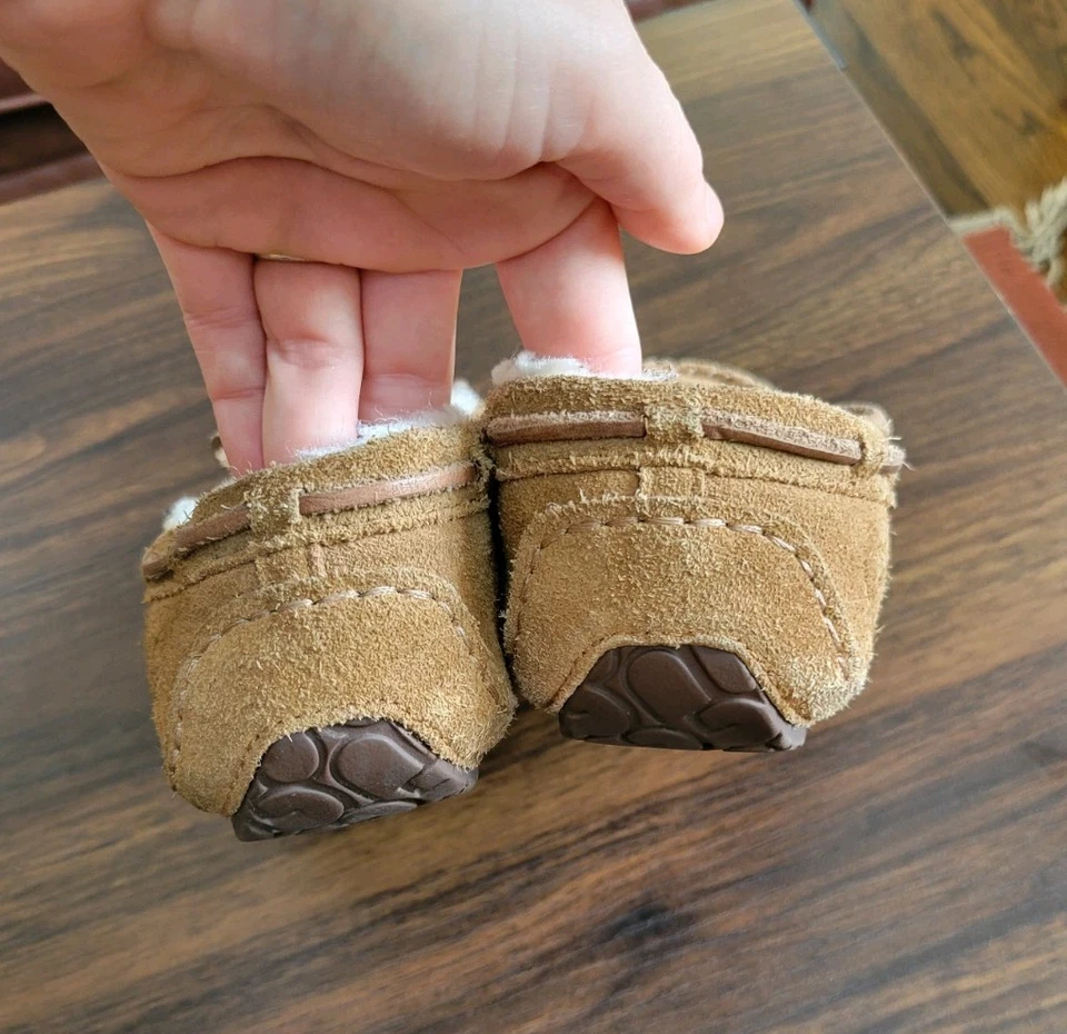 Zapatilla de cuero Ugg Dakota forrada de piel interior exterior suelas niños talla 3 Foto 3 de 4