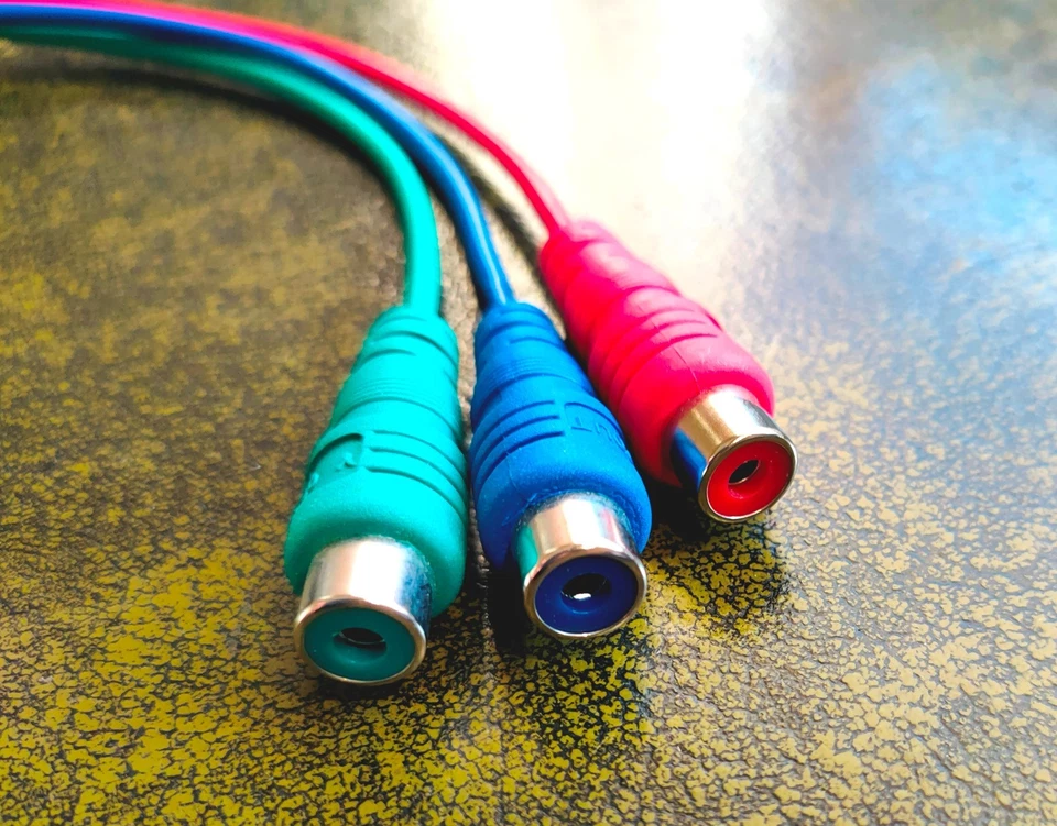 S-Video Male to 3-way Red Blue Green RCA Phono Female Conversion Cable - Image 4 of 4