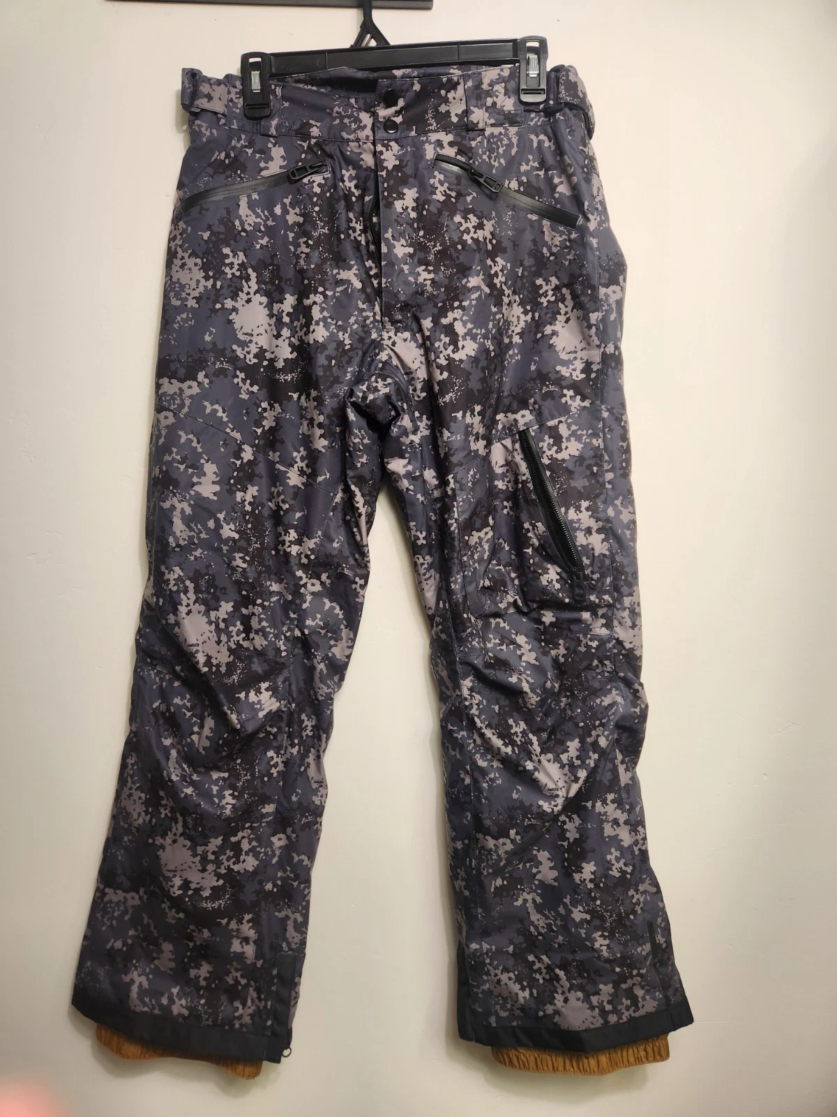 Body Glove Men's Insulated Digital Camo Cargo Snow Ski Pants (S). #D13