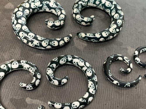PAIR Skulls Acrylic Spiral Tapers Plugs Gauges - Only 8 Gauge Left in Stock - Picture 6 of 7