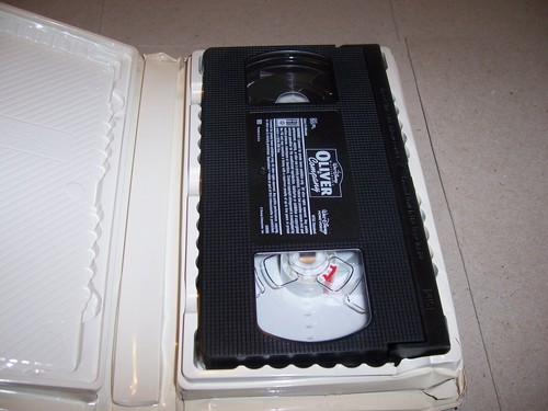 DISNEY'S OLIVER & COMPANY- KID'S ANIMATION MOVIE VHS CASSETTE TAPE (LIKE NEW) - Picture 2 of 4