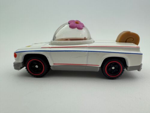 Hot Wheels Spongebob Squarepants Character Cars #6 Sandy Cheeks 1:64 Squirrel - Picture 2 of 6