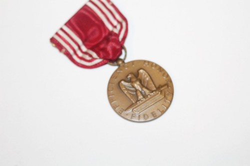 Medaglia vintage seconda guerra mondiale esercito americano buona condotta e nastro rosso premio militare aquila e stella - Foto 2 di 6