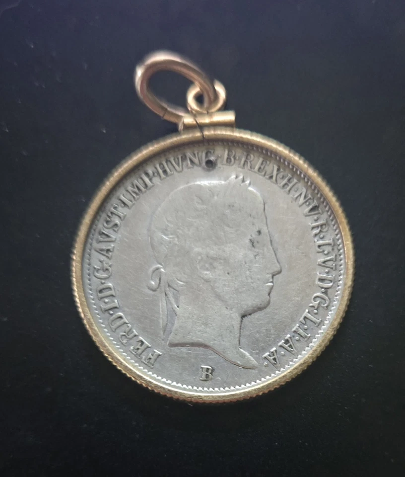 Moneda de 20 cruceros de plata de Hungría, fechada 1842 en soporte colgante de oro Foto 2 de 2